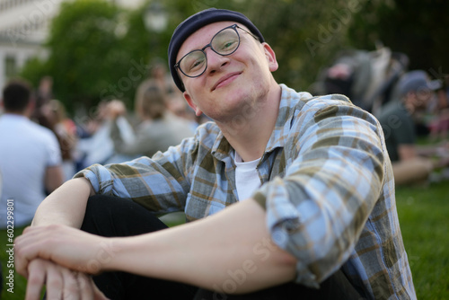 Junger Student im Park - Glücklich