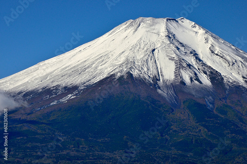道志山塊の大平山山頂より雪化粧した富士山 