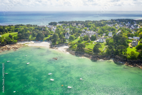 Fouesnant en Bretagne, vue aérienne du rivage vers la pointe de Beg Meil photo