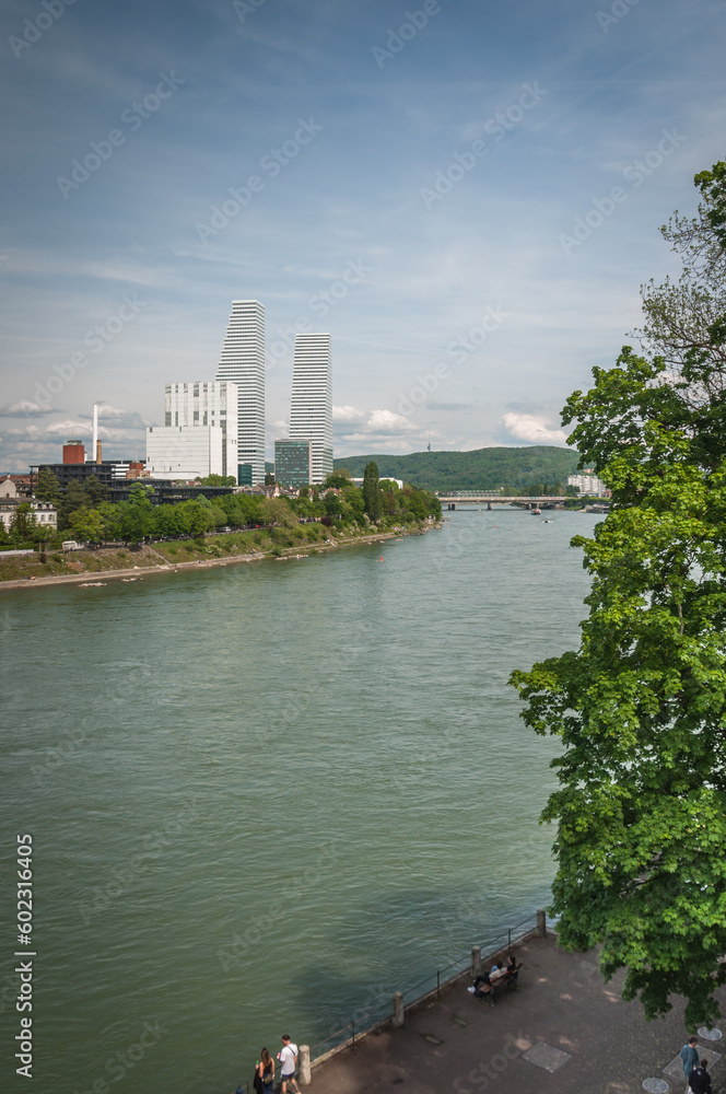 Fototapeta premium Bâle en Suisse et ses quais sur le Rhin