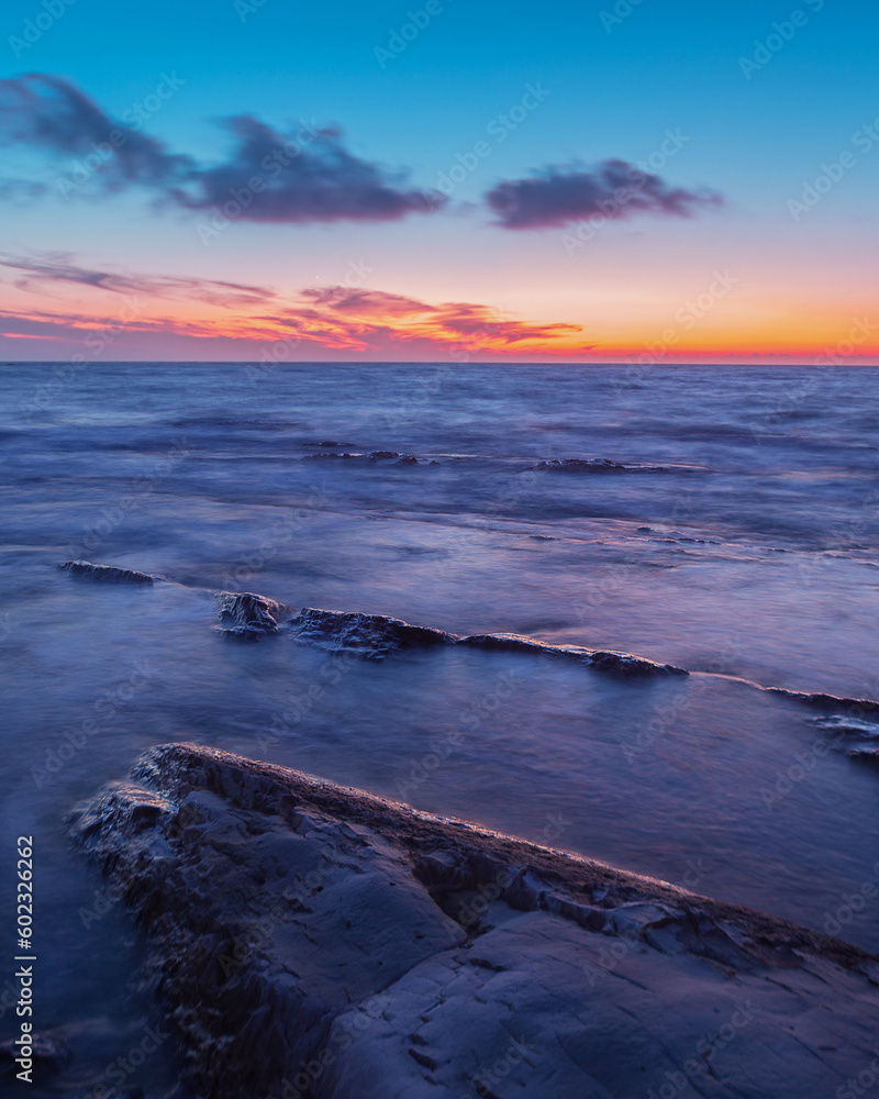 Fototapeta premium Mare sugli scogli lunga esposizione al tramonto Sicilia Agrigento 