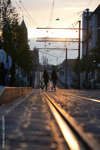 Pärchen auf Schienen im Sonnenuntergang