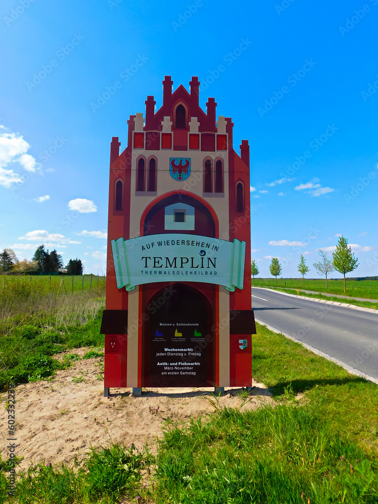Fototapeta premium Stadt Templin in der Uckermark, Brandenburg / Deutschland - 07. Mai 2023: Schild mit der Aufschrift AUF WIDERSEHEN in Templin 