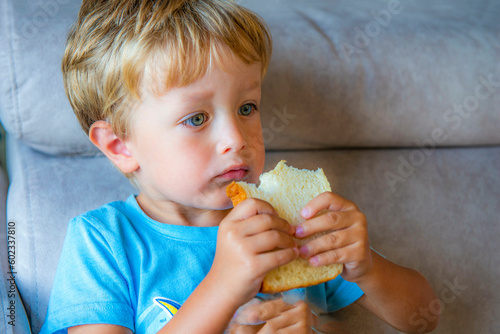 Fototapet enfant en train de manger une tranche de brioche
