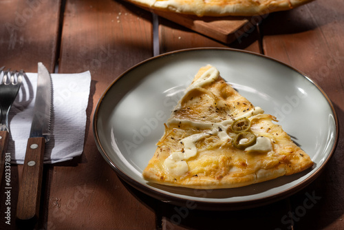 Wallpaper Mural Una porción de pizza pollo catupiry sobre un plato redondo  Torontodigital.ca