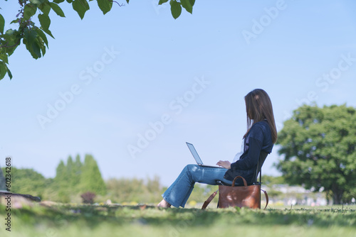天気のイイ日に公園で仕事をする女性 © Nostalgico