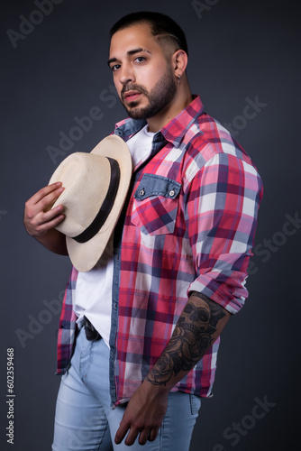 Un hombre apuesto con sombrero en la mano