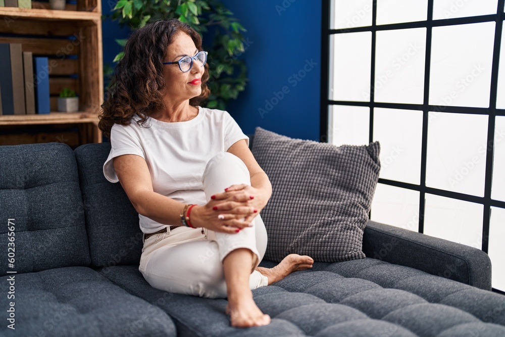 Obraz premium Middle age hispanic woman relaxing on the sofa at home