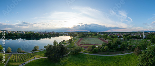 Seepark Panorama im Sommer zur Abendstunde