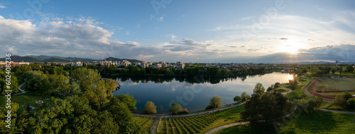 Seepark in Freiburg in der Abendstunde im Sommer