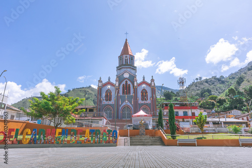 Catedral del municipio carmen de atrato del chocó con hermoso cielo azul Fototapet