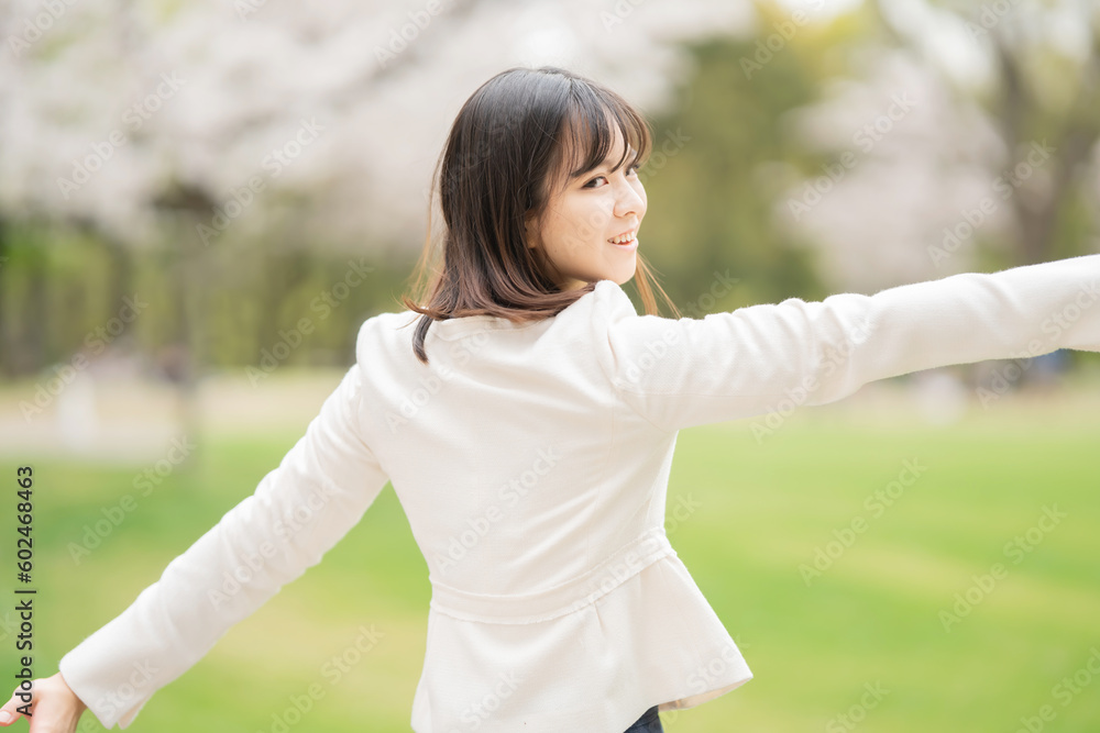 公園で遊ぶ女性 公園で遊ぶ女性