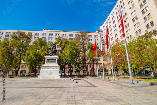 prédios e a bandeira do Chile ao vento na Praça da Cidadania, Santiago , Chile