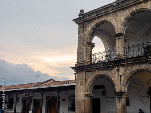 La bella ciudad colonial de Antigua en Guatemala photo