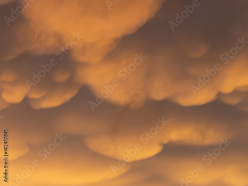 Leinwand Poster 夕焼けの空に現れた乳房雲