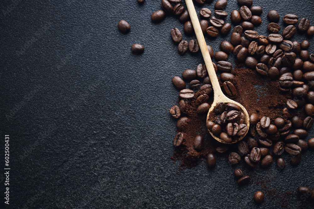 Obraz premium Coffee beans on wooden old background