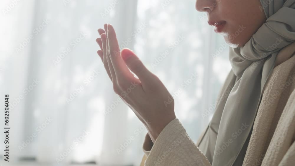 Close-up Asia muslim woman hand pray doa communicate to allah wear ...