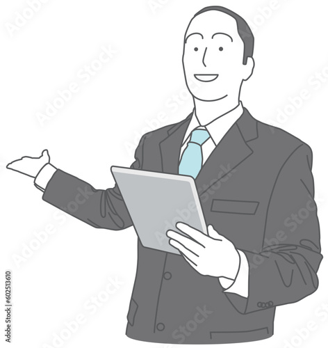 タブレット端末を持って解説をするスーツを着た男性