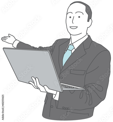 ノートパソコンを持って解説をするスーツを着た男性