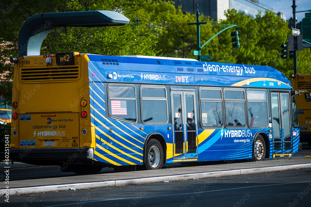 Foto de 2023-04-19 New York USA A clean-energy hybrid gas-electric bus ...