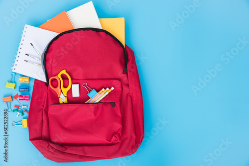 Foto Top view flat lay of red school bag backpack and accessories tools for children