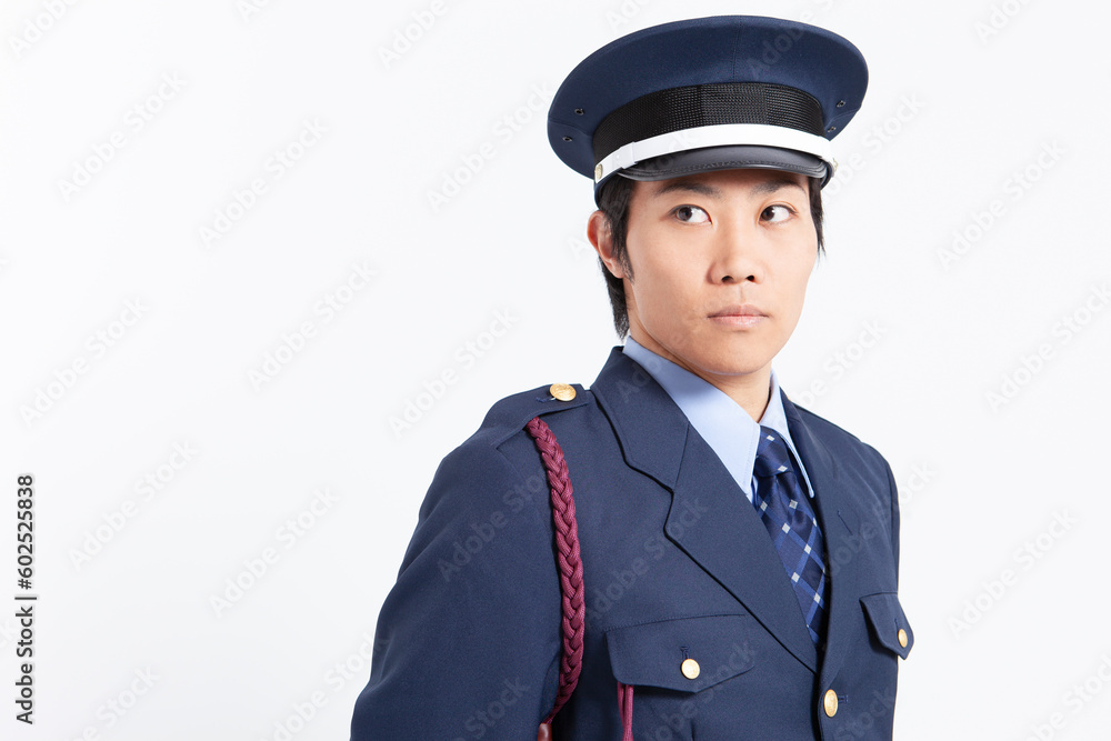 制服姿の男性警備員 制服姿の男性警備員