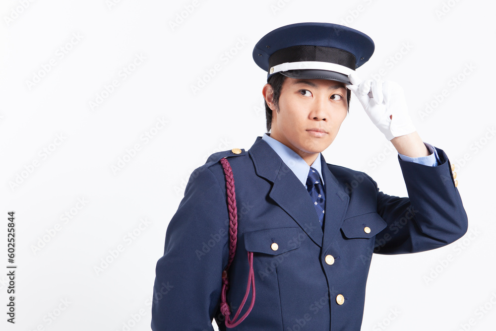 制服姿の男性警備員 制服姿の男性警備員