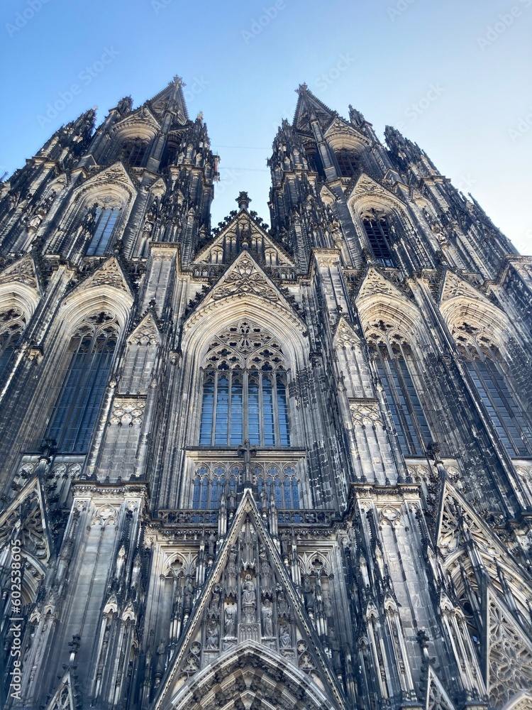 Kölner Dom von unten, Sonnig Blauer Himmel 