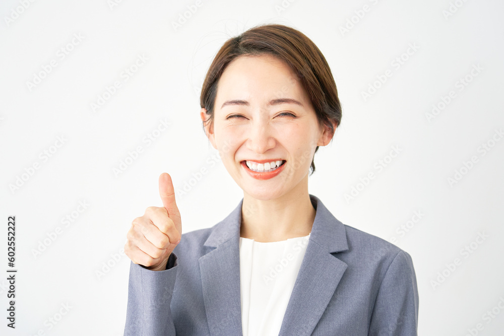 グッドサインするビジネスウーマン　白背景