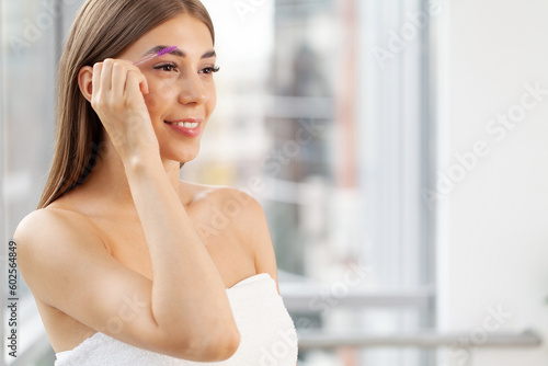 Free Download ng beautiful woman making make-up near mirror - GFXLoad