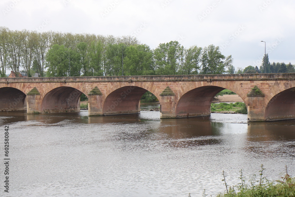 Fototapeta premium Le pont de la Loire sur le fleuve Loire, ville de Nevers, département de la Nièvre, France