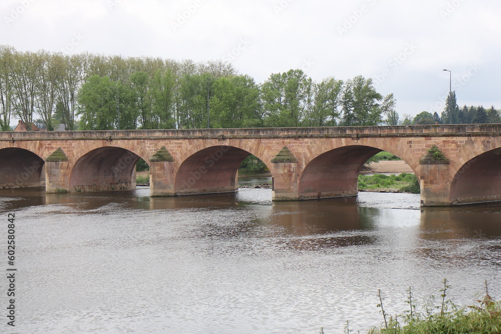Le pont de la Loire sur le fleuve Loire, ville de Nevers, département de la Nièvre, France