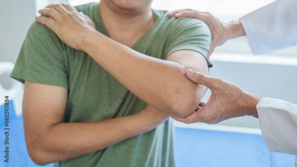 Obraz premium Professional massage therapist physiotherapy worker rehabilitation physiotherapy man at work with patient man client at clinic