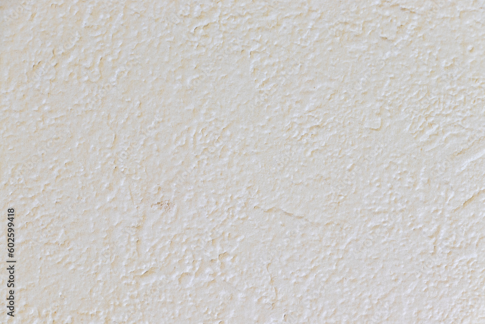 表面に凹凸のある白い壁
