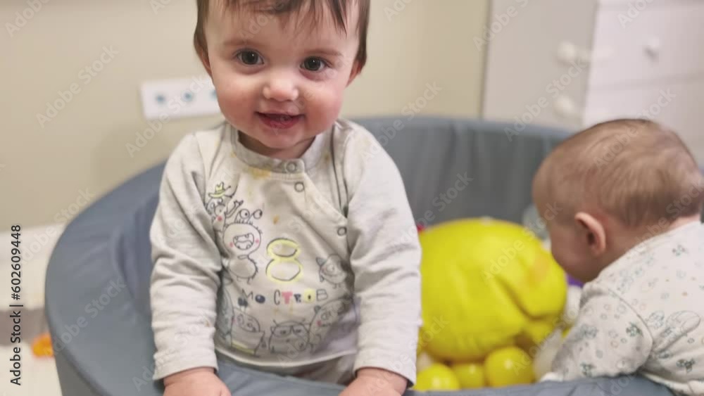 Wideo Stock baby play. a group of baby children play balls in a dry