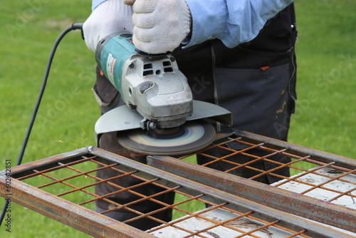 Cleaning metal in places of electric welding using a flap disc for an angle grinder