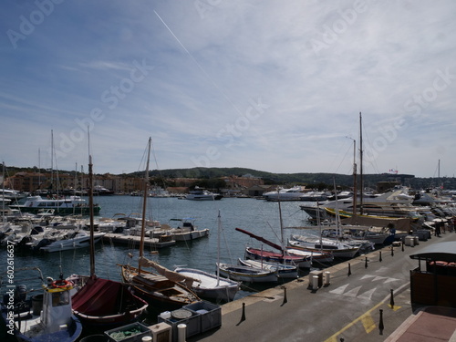 Straße am Hafen am Meer mit vielen Booten und Yachten