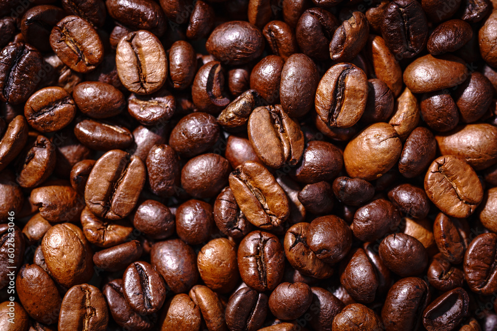 Fototapeta premium Palone ziarna kawy wypełniające tło