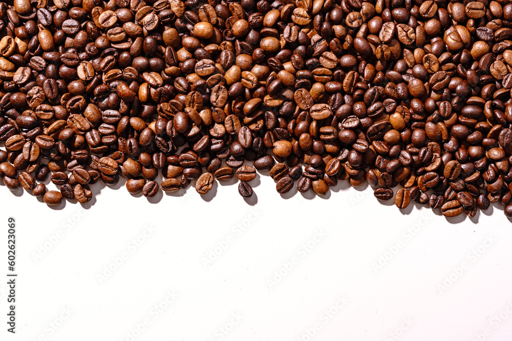 Obraz premium Palone ziarna kawy wypełniające tło