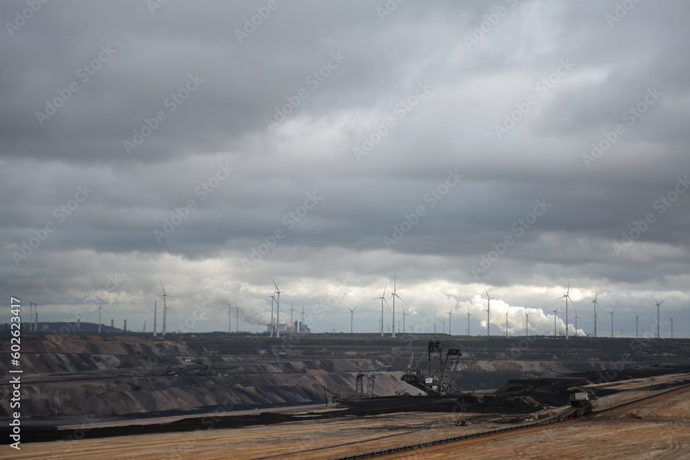Fototapeta premium Braunkohle Tagebau bei Garzweiler, bei bewölkten Himmel