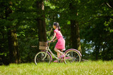 夏の公園で元気で自転車を乗って遊んでいる小学生の女の子の様子