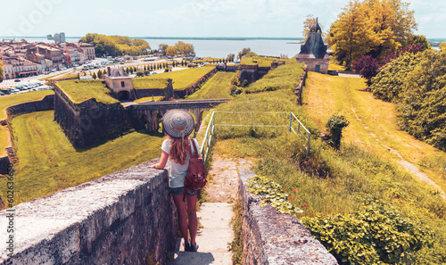 Photographie Woman tourist in Blaye citadel- Tourism in France