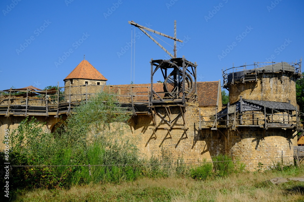 Fototapeta premium Vue d'ensemble du chantier du chateau de Guédelon, Bourgogne, France, 2022