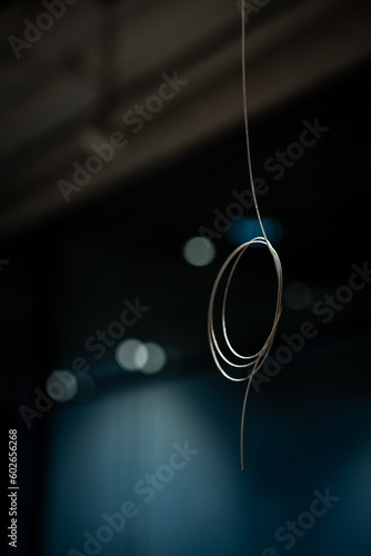Obraz na płótnie Installation of ceiling-hanging lighting w salonie
