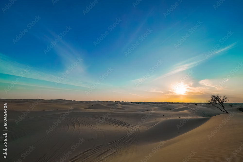 ドバイの砂漠に沈む夕日