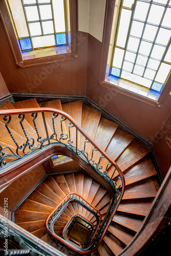 Vieil escalier dans un immeuble de Porto