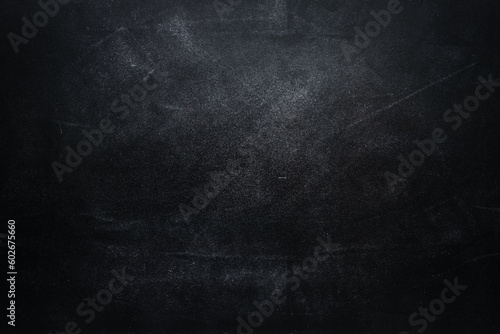 Fotografia Pizarra de primaria con manchas de tiza blanca usada en  escuela