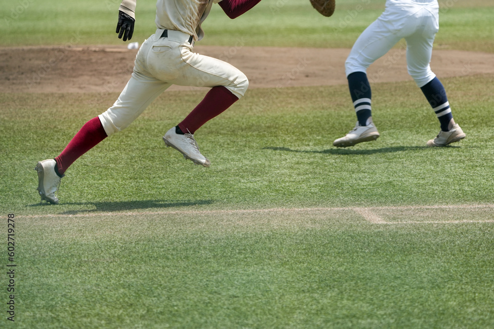 野球の試合中の1塁へ全力疾走する選手