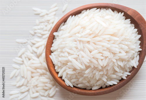 Grãos de arroz frescos dispostos em uma tigela, destacando a textura e a simplicidade desse alimento essencial, ideal para representar a culinária, alimentação saudável e ingredientes básicos