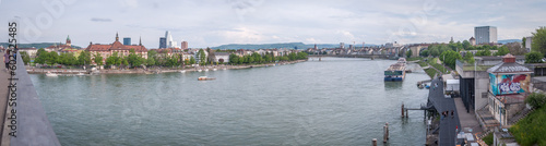 Bâle en Suisse et ses quais sur le Rhin © jasckal